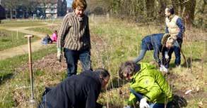 De vrijwilligers hebben 7 praktijklessen Ecologisch tuinieren gevolgd onder leiding van Carla Glorie van de ecologische vereniging Velt.