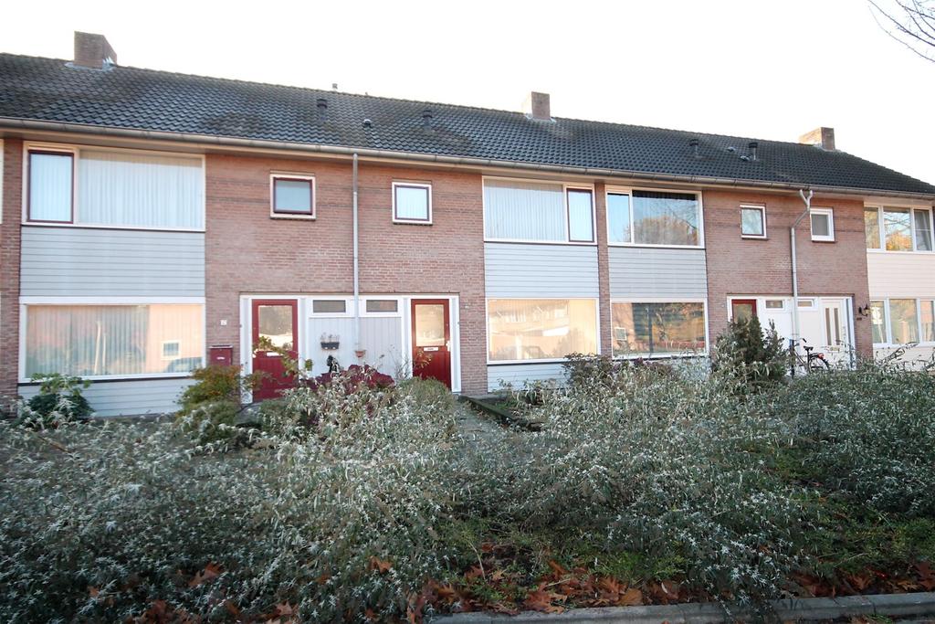 Deze ruime en nette tussenwoning is rustig gelegen in de kindvriendelijke woonwijk Houtenhoek, nabij het centrum van Deurne