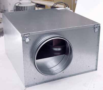 IRB geluidgedempte kanaalventilator Hoge druk, laag geluidsniveau De geluidgedempte kanaalventilator type IRB is uitgevoerd met een enkelzijdig aanzuigende centrifugaal ventilator, voorzien van een