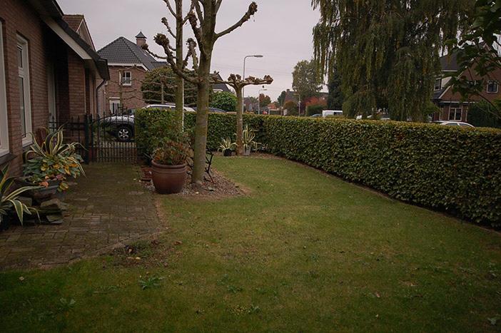 overheaddeuren en is voorzien van een bergzolder, een