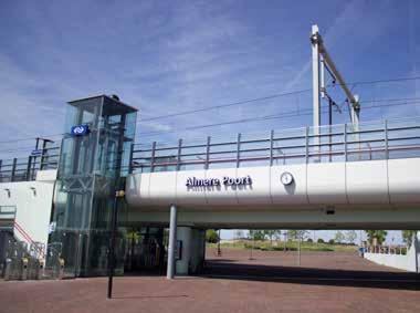 Kaapuin 1 en vrolijk gebouw bij dijk, duin en sumarkt lmere Poort Langs de nieuwe H sumarkt aan de Poortdreef in lmere Poort komen de drie gebouwen Kaapuin 1, 2 en 3, samen vormen zij een ensemble.