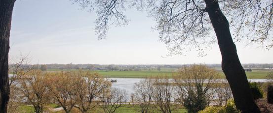 Er is meer.. Je kunt me nu volgen naar Presikhaaf... DE WESTERBOUWING OOSTERBEEK Leuk dat je me bent gevolgd op de Fiets. je bevindt je nu op De Westerbouwing in Oosterbeek.