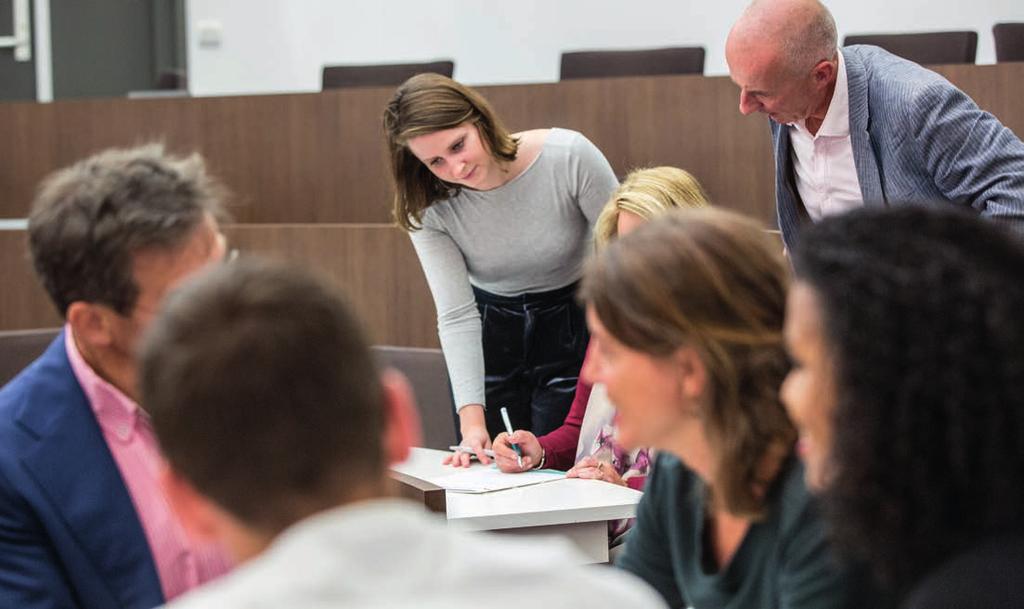 COLLEGE 1 Inleiding: bronnen van internationaal, Europees en nationaal aanbestedingsrecht Wat is aanbesteden? Hoe verloopt een aanbestedingsproces en welke belangen zijn in het geding?