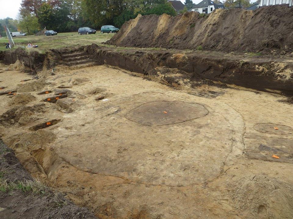 Bij het Castellum werden de deelnemers van de excursie, opgewacht door de Romeinen en begeleidt naar de Romeinse tuin.