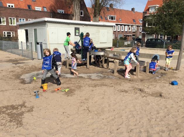 Dit deed Kinderopvang Watergraafsmeer samen met andere organisaties Samenwerking met scholen Samenwerking met het basisonderwijs hoort vanzelfsprekend bij kinderopvang die wil aansluiten bij de leef-