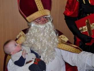 Bezoek van de Sint Hoor wie klopt daar? Vele zenuwachtige kinderen, in een overvol en lekker warm, spiksplinternieuw formidastisch clublokaal.