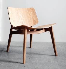 Moderne houten stoel met een verbluffende hoeveelheid ingetogen details, die de hoge mate van vakmanschap in de stoel