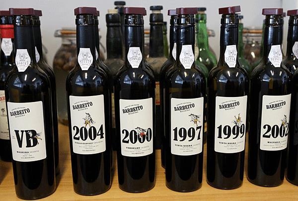 Single Harvest 2004 Medium dry Colheita van 100% tinta negra uit een lager gelegen wijngaard in Estreito de Câmara de Lobos.