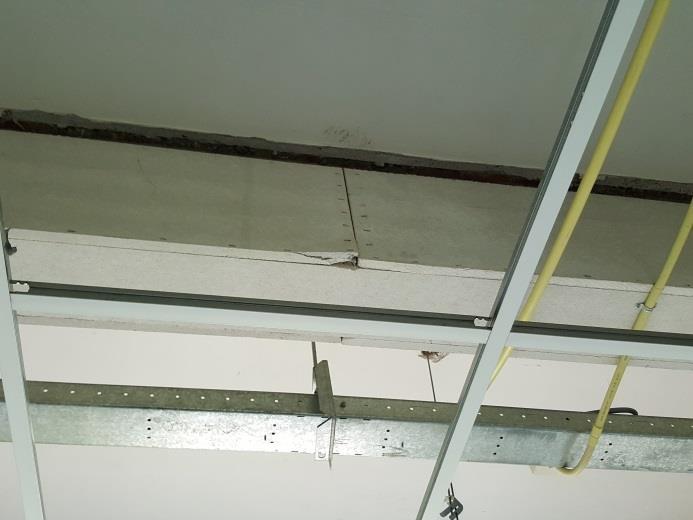 verdieping Asbestsoort(en) Amosiet Chrysotiel Hoeveelheid 130 m 2 Bevestigingsmethode Binding Beschadigd