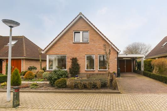 Betegeld toilet met fonteintje. L-vormige living groot ca. 47 m2 met schuifpui naar terras/tuin.