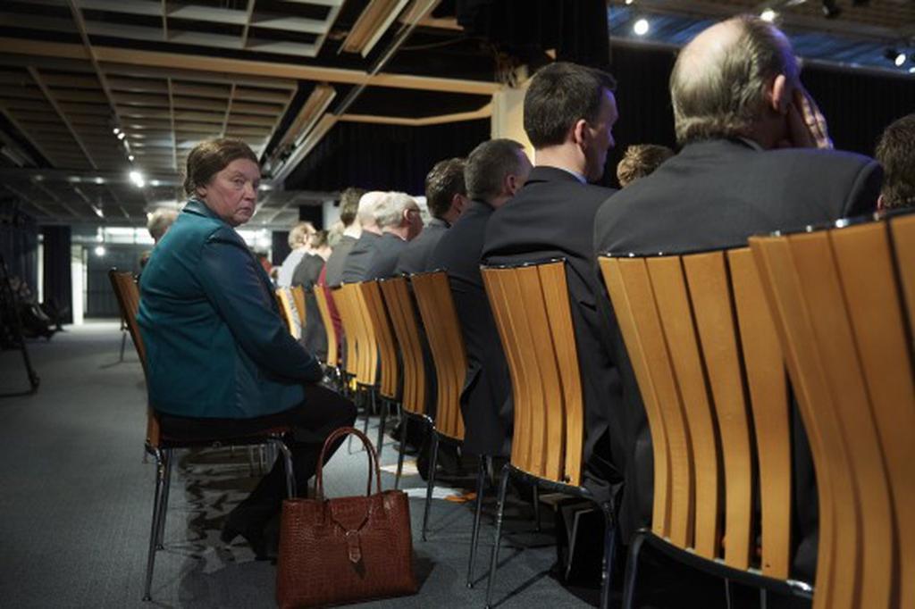 Een vrouw die sinds twee maanden lid is van de SGP luistert naar partijleider Kees van der Staaij tijdens de partijdag. Uitgebreider verslag van wat er gebeurd is tot 9 april 2010 NU.