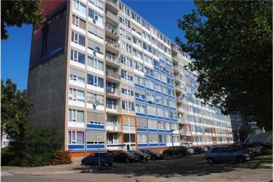 Inleiding Het flatgebouw aan de Jaap Edendreef in Utrecht heeft 4 entrees, die gezamenlijk toegang geven aan 98 appartementen. Vrij recent is het gebouw aan de buitenkant opgeknapt.