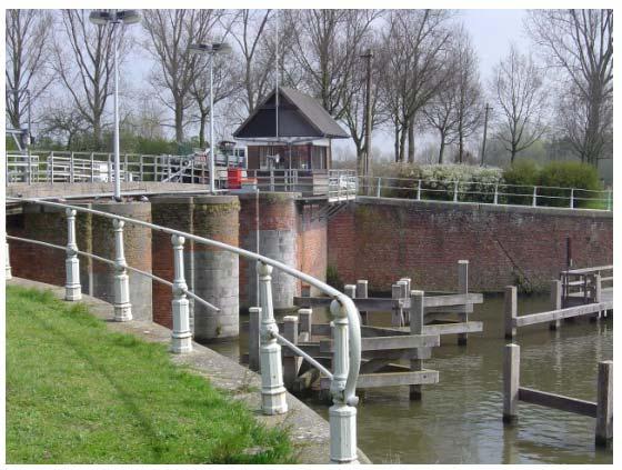 Resultaten In de directe omgeving van het kanaal is in dit pand slecht een beperkte hoeveelheid bouwkundig erfgoed aanwezig. Dit bouwkundig erfgoed is sterk verbonden met het kanaal zelf.