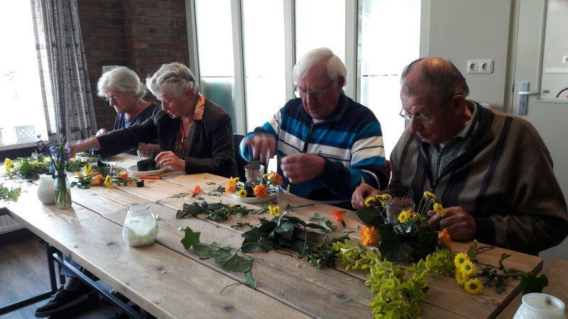 Kijk maar eens goed naar het plaatje en misschien haalt u de creativiteit eruit. Kortom het was weer een geslaagde gezellige middag.