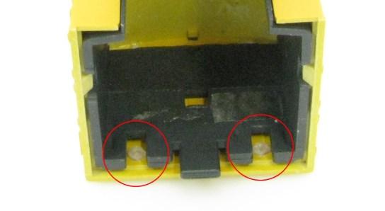 ) 3) Verwijder nu de lichtgeleiders uit de kap en snijdt deze af op +/- 4mm zodat de lenzen aan de