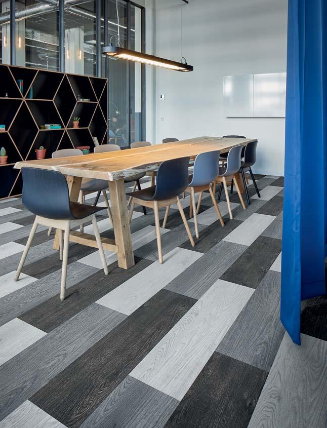 PLANKS RAFFINEMENT & STIJL IN MODULARITEIT Aangezien modulaire eigenschappen een belangrijke trend vormen op de markt van de vloerbedekkingen, ontwikkelde Forbo een uniek assortiment Flotex planken