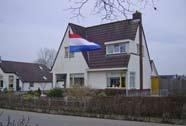 De vrijstaande woningen zijn zogenaamde krimpenhuizen en de twee onder één kap woningen refereren aan zogenaamde dwarshuizen die in deze streek van oudsher voorkomen.