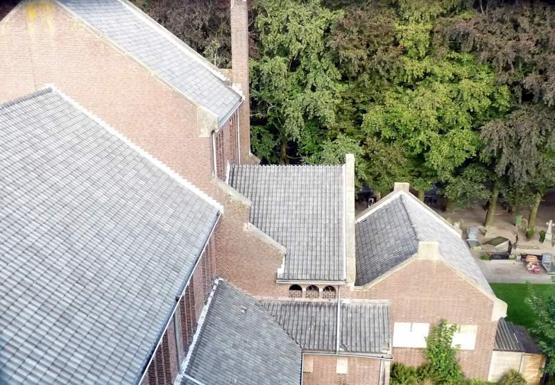 Het bosplantsoen met bomen, het grasveld voor de kerk en de pastorietuin zullen verdwijnen.