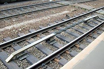 Met Memor wordt eigenlijk de apparatuur in de trein aangeduid en met krokodil de stalen constructie in de spoorrails. Het complete systeem kan met een van beide namen of allebei worden aangeduid.