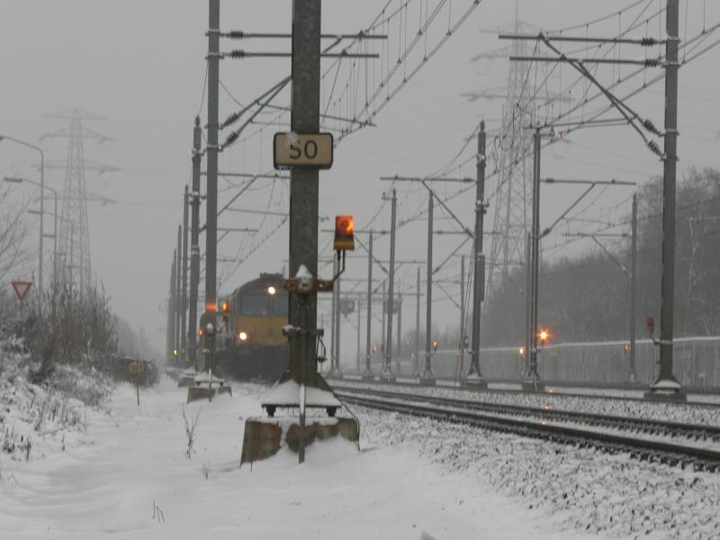 Warningsystem (Werkplekbeveiligingssignalering) Een waarschuwingsinstallatie of werkplekbeveiligingssysteem waarschuwt de medewerkers langs het spoor voor een naderende trein of zorgt ervoor dat er