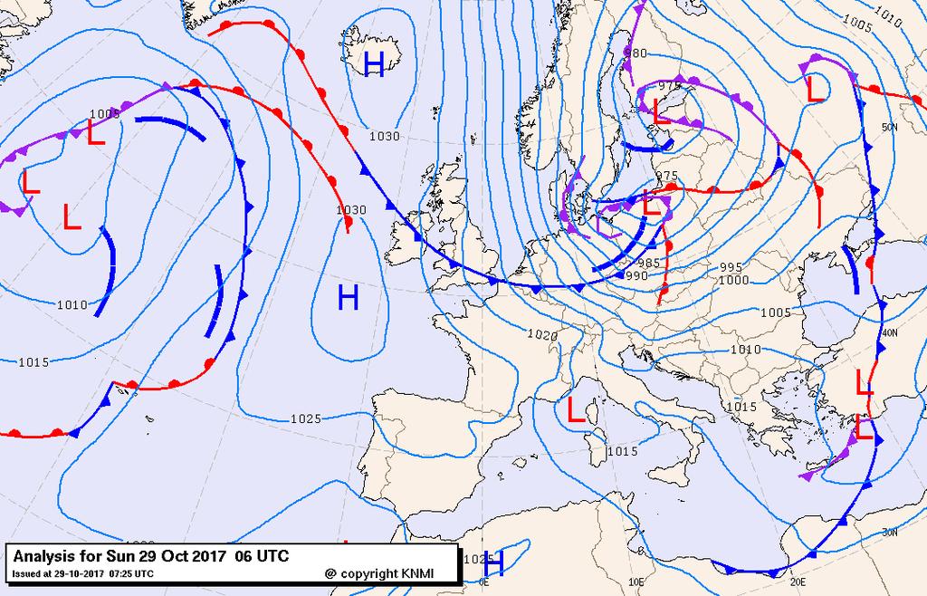 Na middernacht neemt de wind vanuit het westen langzaam af. Rond het tijdstip van hoogwater bij Delfzijl (omstreeks 6h00) staat op een groot deel van de Noordzee 8 Bft.