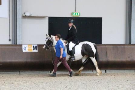 Na wat vervoersproblemen, die daadkrachtig zijn opgelost door Ramona en Carla, is iedereen op tijd op de manege.