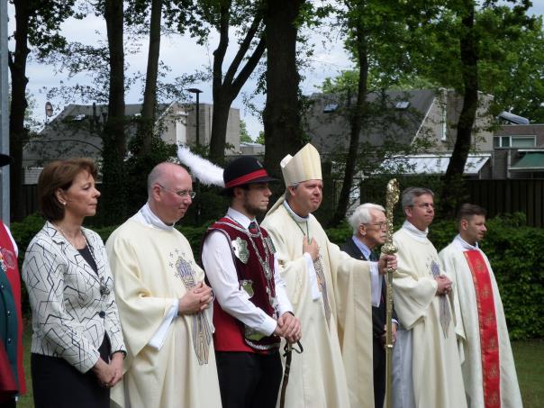 Na de uitreiking van het lintje kreeg Michael een receptie aangeboden in de gildekamer en kwamen de vendeliers een vendelhulde brengen aan het nieuwe lid in de Orde van Oranje Nassau.