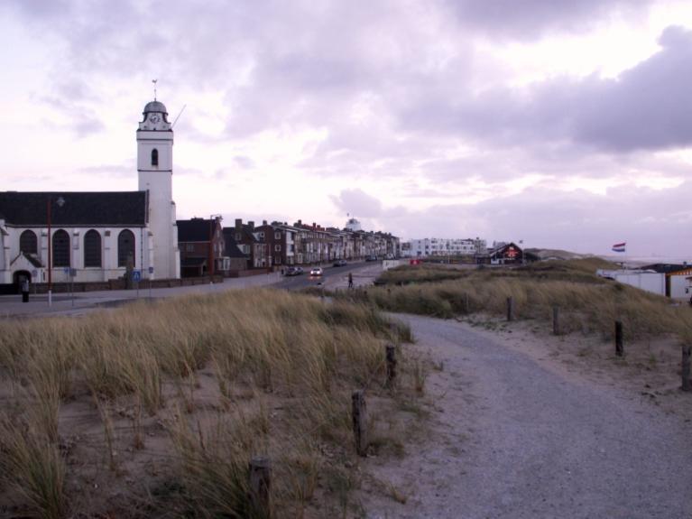 De Boulevard heeft door de schuine strandopgangen, de aangezette rondingen van duinen en haar kleur- en materiaalgebruik, een sterke relatie met duinen, strand en zee.