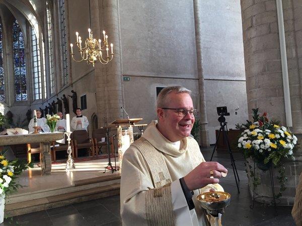 vertrouwen op God. Tenslotte reikte de bisschop aan de pastoor de ampul met ziekenolie. Gezamenlijk werd de geloofsbelijdenis gebeden.