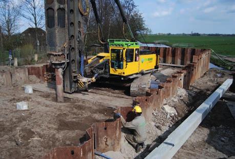 Hij wordt gebruikt voor het uitzenden van radio- en TV-signalen. Het onderste deel is 82 meter hoog, van gewapend beton, waarop een stalen zendmast is gebouwd.