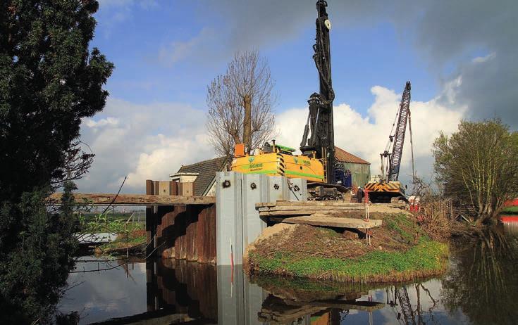 DAMWAND DRUKKEN Op het Westenwindpad moest een bestaande waterdoorgang worden gerenoveerd en damwanden worden geplaatst. Ook hier stond een 100-jaar oude boerderij tegen de dijk gebouwd.