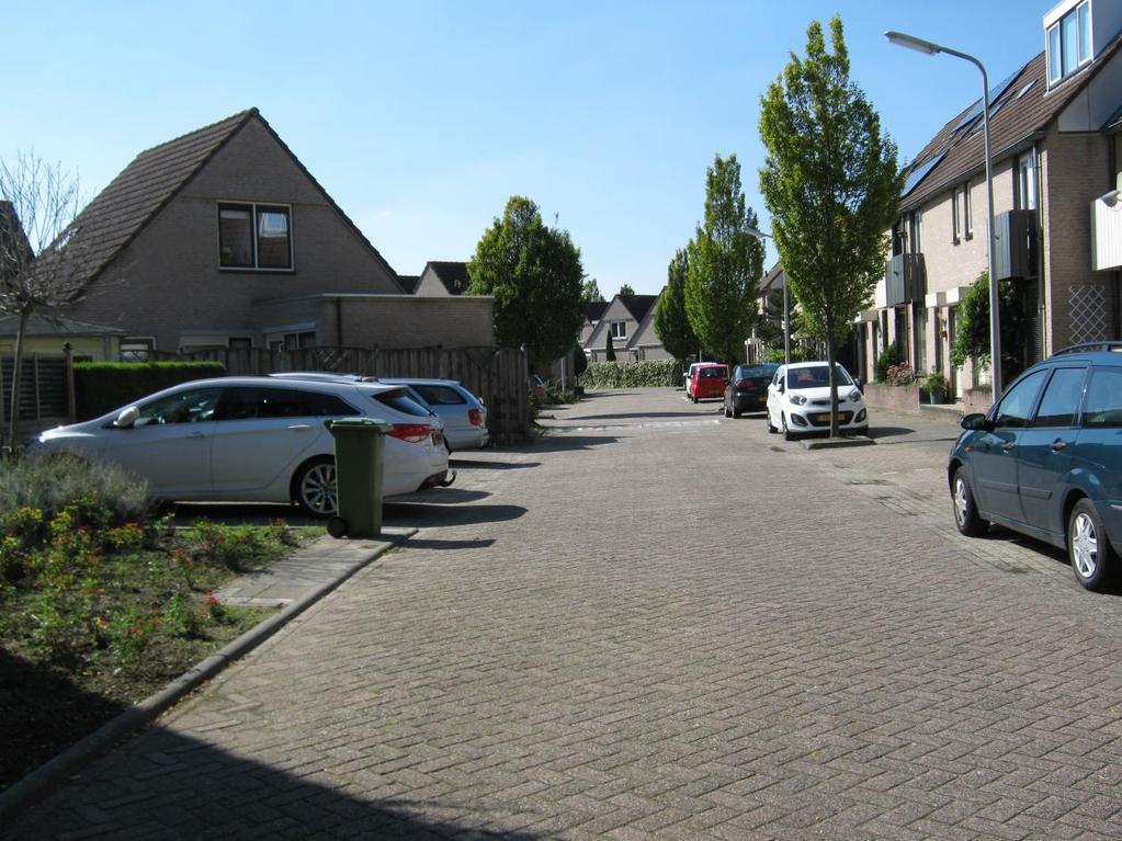 Parkeren De gemeente Zwijndrecht heeft een parkeerdrukonderzoek gedaan. Daaruit blijkt dat er veel auto s in Heer Oudelands Ambacht zijn, in sommige buurten meer dan dat er parkeerplaatsen zijn.