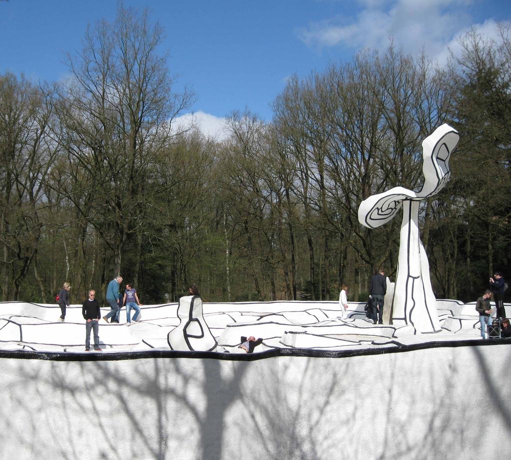 HET KUNSTWERK Jardin d émail van Jean Dubuffet is in 1974 in de beeldentuin van het Kröller-Müller Museum gebouwd. Het enorme kunstwerk is gemaakt van gewapend beton, beschilderd met polyurethaanverf.