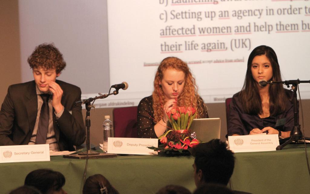 Model United Nations op het Alfrink Klimaatverandering, het vluchtelingenprobleem of armoede: grote onderwerpen die jij niet zo één, twee, drie kunt helpen oplossen. Of wel?