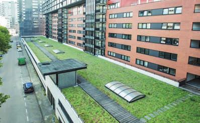 VERKEERSDAKEN Verkeer op een dak toelaten is mogelijk met beproefde concepten en volgens de laatste richtlijnen. Zeker als er ook nog water vastgehouden moet worden.