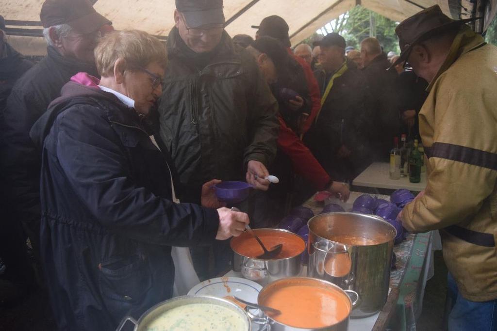 Ook daar moesten we na een dik kwartier afscheid nemen en ging het door het bos naar de Zandbergstraat nr. 5. Op de laatste stopplaats is er traditioneel soep en Lieve had er haar werk van gemaakt.