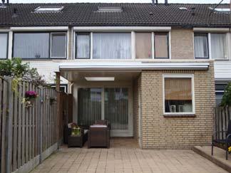 De woning is gelegen in een rustige brede straat met voldoende