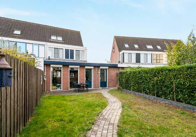 Tuin De achtertuin is onder andere bereikbaar middels de woonkamer alsmede middels de wasruimte en heeft een totale oppervlakte van circa 122m².