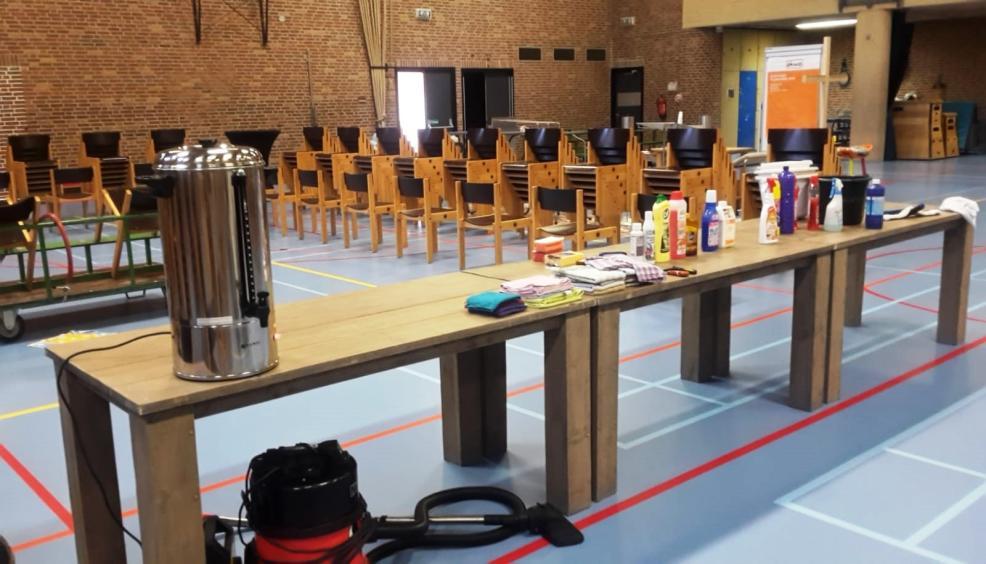 (kerk)ruimtes ook allemaal leeg zijn dat alles dan in de gymzaal opgesteld staat er door 6 personen (bij 32 ) schoongemaakt wordt in de