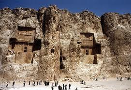 Vervolgens, even buiten de stad, bezoek aan de nekropolis van Naqsh-e- Rostam, gekend voor zijn bas-reliëfs en de Achaemenidische koningsgraven van Darius I en II, Xerxes I en