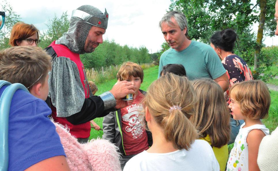 Voor de jongsten start dus om 19u30 een wandeling met Ridder Rogier: Ridder Rogier is zijn weg kwijt. Na een nachtje stappen, verdwaalde Ridder Rogier en kwam terecht in het stadsbos.