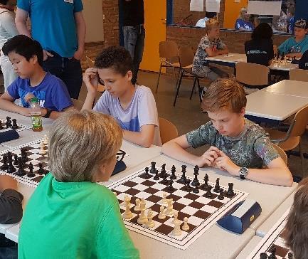 Gefelicteerd! Timo Yeh, Ramiro Aalstein, Wytse Douma, Boaz Rodrigues Pereira en Alina Aalstein met de 4 de plaats op het Nederlands Kampioenschap Schoolschaken.