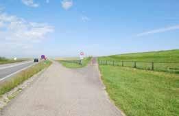 3.3.12 Buitendijks fietsen Wanneer de fietser vanuit Lauwersoog vertrekt richting Fryslân, volgt het fietspad de N361. De beleving is op dit fietspad beperkt (auto s en dijk).