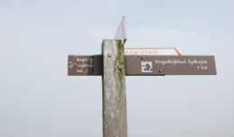 Creëren van een uitzichtlocatie, waar de maan in het water van het Lauwersmeer gereflecteerd wordt. een aantal houten stretchers, uit de wind, waar mensen naar (vallende) sterren kunnen kijken.