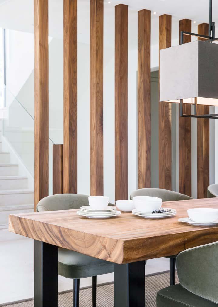 De boomstamtafel is van RAW Interiors Design, de eetkamerstoelen zijn van Meridiani.