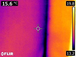 Bewuster ventileren en af en toe de gordijnen een stukje opschuiven, zodat de warmte in de hoeken