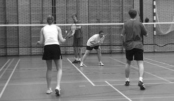 SENIOREN OSM BADMINTON AGENDA JUNI - OKTOBER 2005 Speeltijden maandag 20:00-23:00 vrij spelen (OVVO-hal) woensdag 20:00-22:00 competitietraining (Fazantenkamp) donderdag 20:30-23:00 vrij spelen