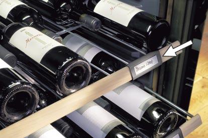 Uitvoering Uittrekrooster Het uittrekrooster zorgt ervoor dat u de wijnflessen comfortabel uit het apparaat kunt nemen.