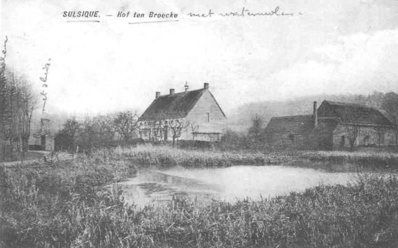 In 1911 werd het strobedekking vervangen door dakpannen (zie het jaartal op het dak). Het molengebouw langs de Molenbeek is nog aanwezig; jammer genoeg is de installatie verdwenen.