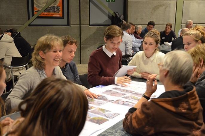 bussen. Aan een ander e tafel blijkt de opmer king behoud het dor p in de stad het gedeelde gevoel aan tafel te ver woor den.